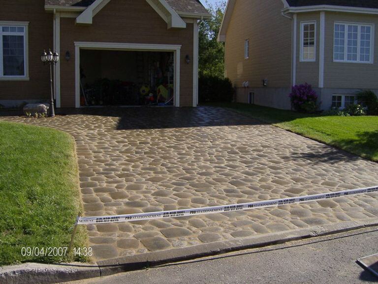 ENTRÉE D'AUTO EN PAVÉ REMIS À NEUF