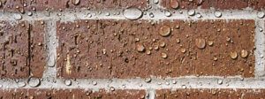 brique-impermeable-joint-de-maconerie-hydrofuge-water-beads-on-red-brick