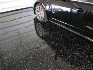 plancher-couche-epoxy-noir-flocons-blancs-2