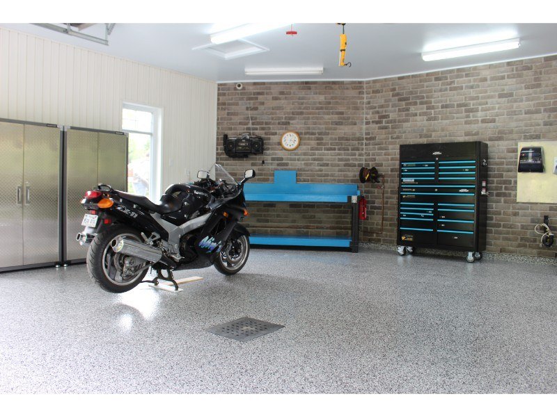 plancher-epoxy-coffre-outils-moto