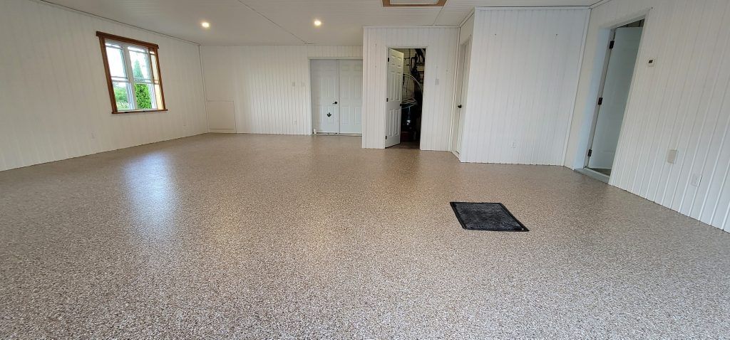 Revêtement de plancher de sous-sol en époxy avec flocons décoratifs gris et noirs