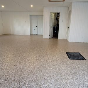 Revêtement de plancher de sous-sol en époxy avec flocons décoratifs gris et noirs