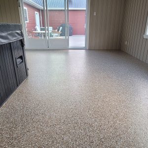 Sous-sol moderne avec revêtement époxy effet granite