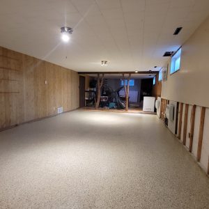 Sous-sol rénové avec finition polyaspartique résistante à l’humidité