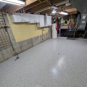 Plancher de sous-sol antidérapant et facile d’entretien